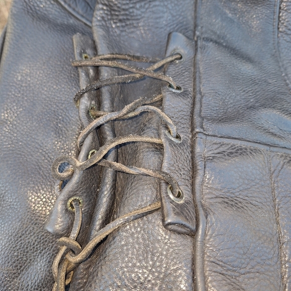 A US Made Co. Black leather jacket in a size 44. Heavyweight Vintage. Pre-loved - Picture 4 of 9